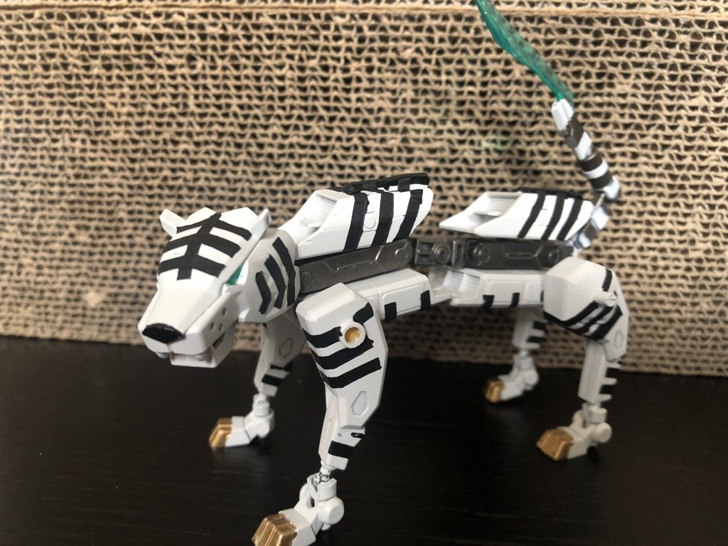 小型MB(モビルビースト)『ビャッコ』
AIを搭載した小型自律兵器。素早い動きで撹乱したり、コンビネーション攻撃したり。もちろん合体もします(後述)。
この形態ではちょっと小さめで、かわいい子どもの虎をイメージしてます。
では合体!!!