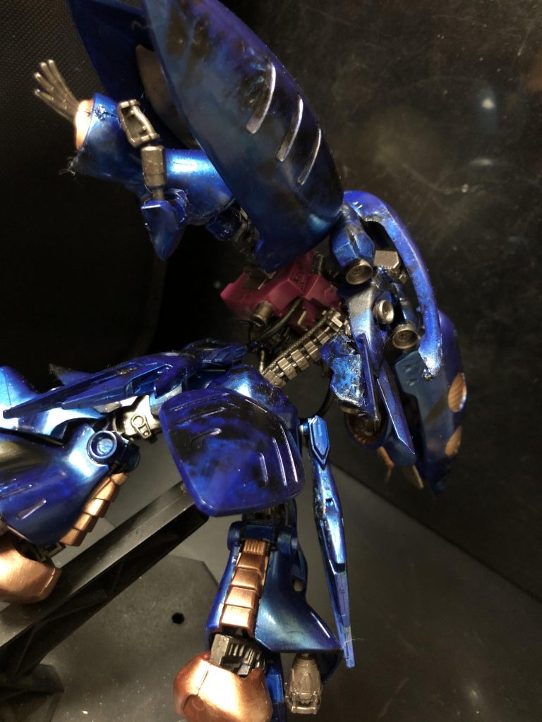 そこでこの機体は全体的なフレーム構造を見直し、全体的にはキュベレイのメカデザインをした永野氏の漫画作品「ファイブスター物語」に登場するMH(モーターヘッド)の意匠をイメージ、より永野メカらしさを強調する様に試みがされています。
主な改造としては、永野氏デザインのMH風味を増すよう、全体的ガンダムキマリスのGフレームを内部に仕込んでおり、その為、元々のキットの関節は殆ど使用せず、僅かに首のパーツを使用しただけとなっています。
さらにSEEDからバクゥから背骨パーツを移植して無機性生物らしさをプラス。腰のひねりにも対応しております。
コレで全体的なシルエットが大きく変わり、ダムド的でMH的、非常にエモい感じになったと言えるでしょう。
更に首と肩の関節は可動域を大きく持たせた為、腕を前に出したり出来るフレキシブルな構造を持たせる事に成功しております。
ハマーン様「途中からなにやら解説の方向性が変わった様だが?まあ良い。機能性としてはどうなのだ?」
oyz「はっ!引き続き説明させて頂きます!」