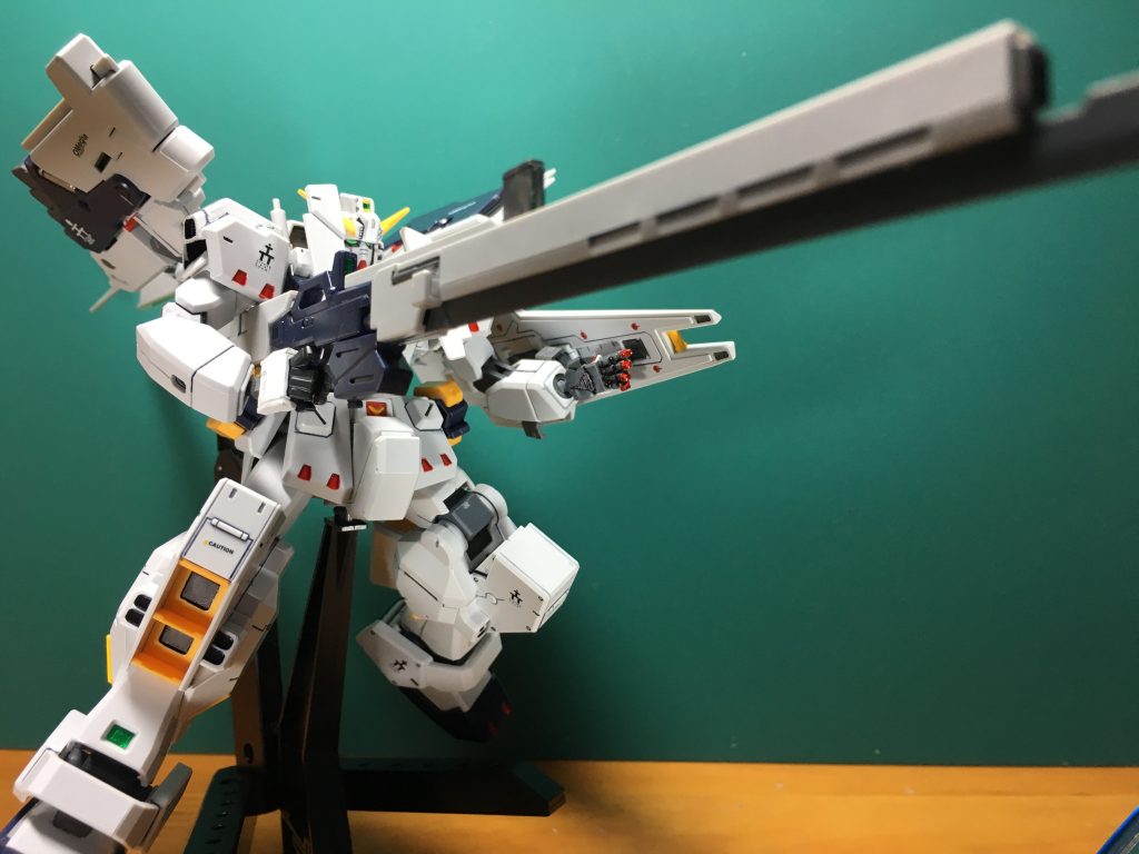 　ヘイズル・ラー(第一形態)。あまりにも背中が重すぎたので、背面にフルドドのスタンドをつけ、さらにベースをかさ上げして撮影しました。これ取るだけでも相当時間が掛かりました…。
　ロング・ブレード・ライフルはキットのままではまっすぐ構えるのが少し難しいので、システムウェポン付属の角度付き持ち手を加工して専用持ち手を用意。