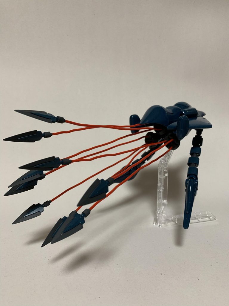 俺たちに与えられた任務は、入江に入り込んだその鋼魔獣を、出来るだけ無傷で捕獲することだと言う。
悪い冗談にしか聞こえなかった。
おおかた、同盟から来た行政官殿の指示だろう。あいつはノルドの海がお気に召さないらしく、常日頃から岡へ戻る算段を巡らせていた。
こいつを土産に本国への凱旋を企んでいるのだろう。