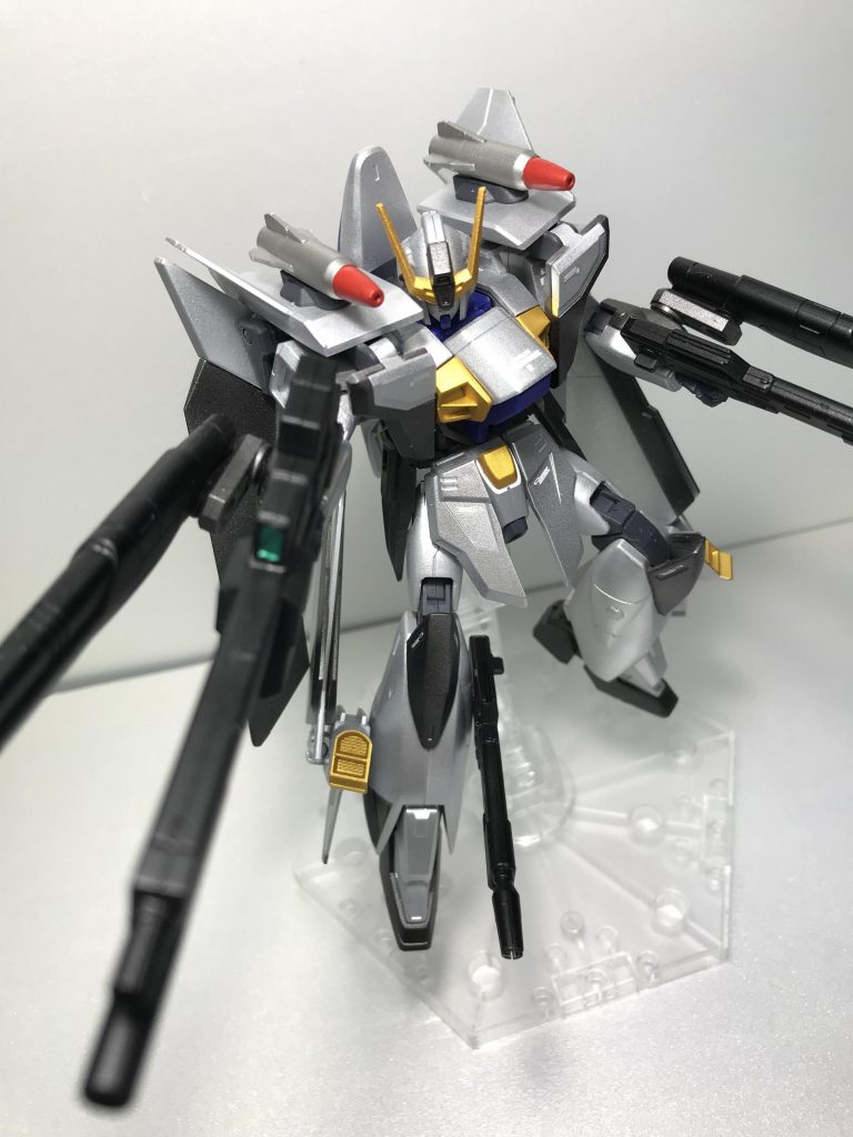 腕にビルドブースターのビーム砲を取り付け。手に持ってるライフルと合わせて二連になります。火力アップと同時に見た目のカッコよさがアップしました。