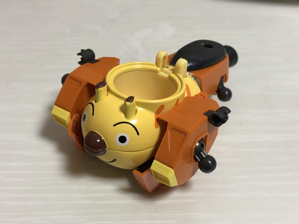 バケット号の丸いボディに合わせラゴゥのボディを削っていきます。その後エポキシパテで接着します。