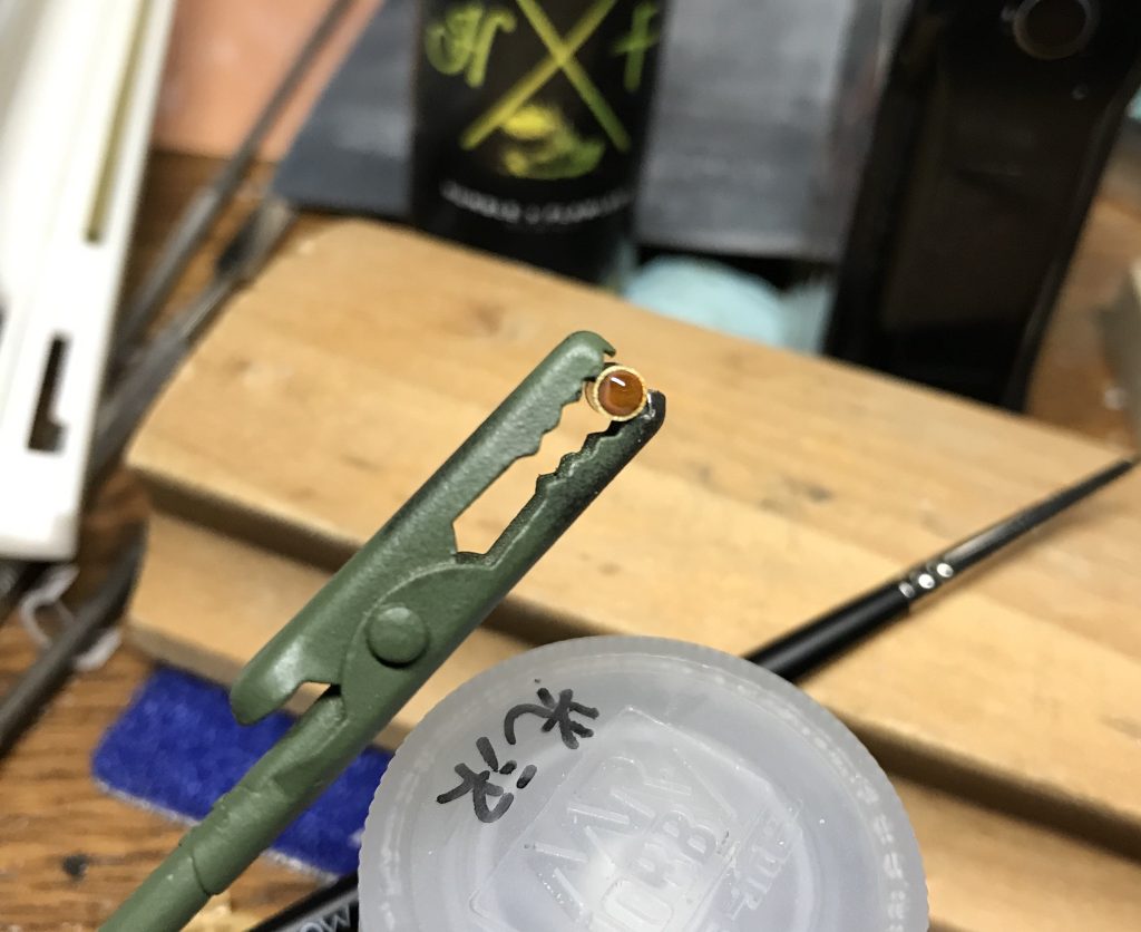 モノアイです。素組みでは 丸いシールなので、真鍮パイプと透明ランナーで作りました