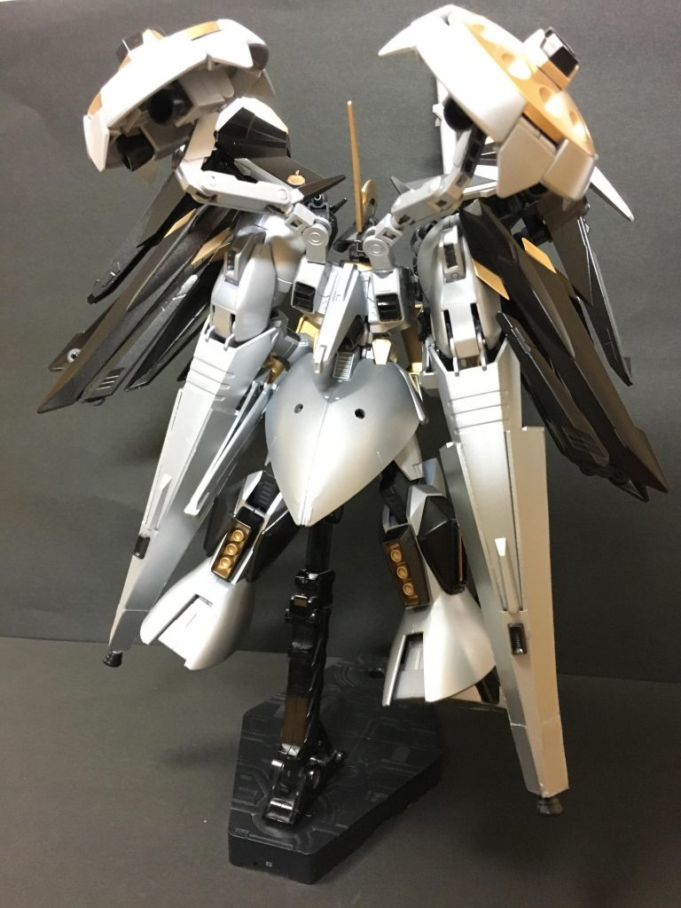 フロント、リアビュー
黒い装備がIフィールドコート
特に展開をさせずともIフィールドを発生することができるが、一部を展開させすべてのIフィールド発生装置を連動することで巨大なIフィールドを形成することができる
両肩のアームに装備したものがアームシールド
スラスターとメガ粒子砲、Iフィールド発生装置を内蔵し、メガ粒子砲は収束・拡散か制御可能