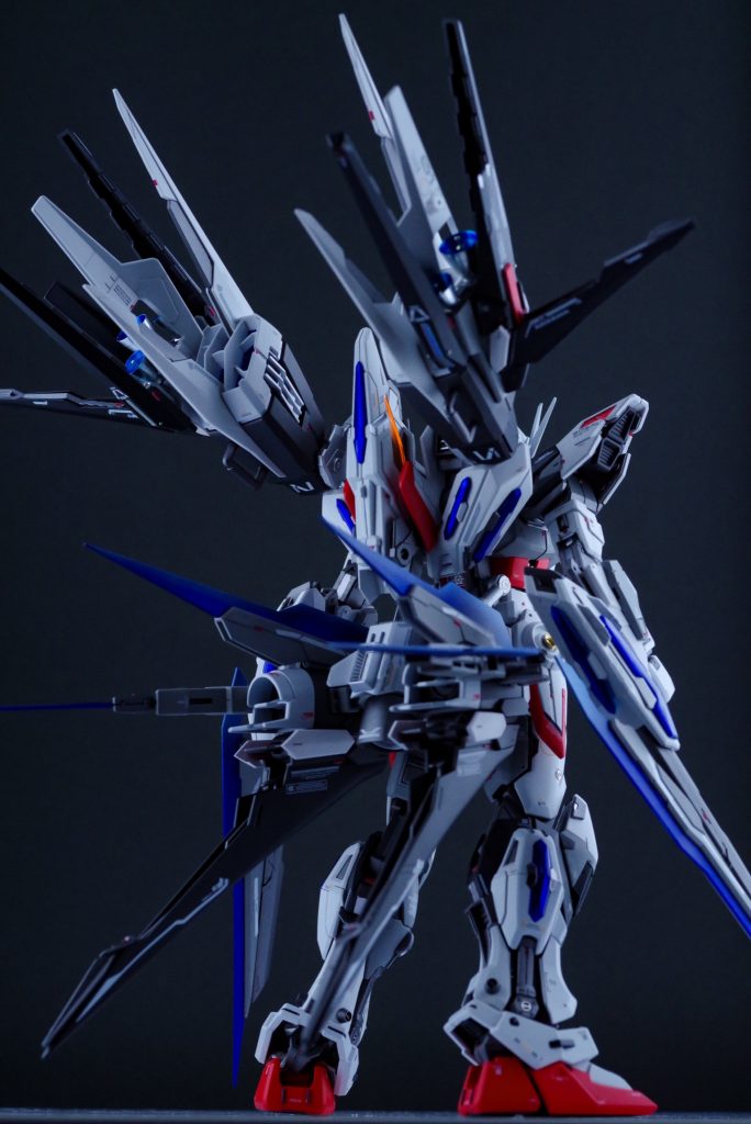 バックパックはユニバースブースターをベースにエールストライク、リゼル、クアンタ、レッドドラゴンなどを混ぜて使用しています。