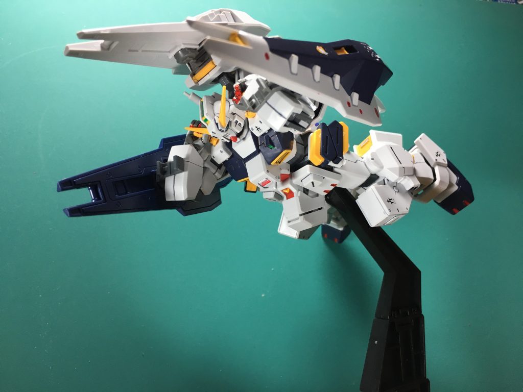 　アドバンスド・ヘイズル付属の手首とシールドブースター2機を使用し、トライブースター装備を演出。肘の二重関節のおかげで、肩のホールディンググリップも握れます。指が外れやすいので、気になる方は接着しても良いでしょう。