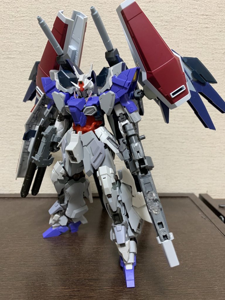 サフ前の段階です!
この時点でかなり色がまとまっていたので、塗装する際に色にはとても悩まされました😅
ムーンガンダムのムーンは月、月といえばガンダムX、ガンダムXといえばダブルエックス、じゃあダブルエックス風のカラーリグにしようと決意し、バックパックはそれと同時にGファルコンをいめーじしています!
また、各スラスターはミラークロームにてキラッキラに仕上げており、内部はクリアーオレンジを吹き、周りにはクリアーブルーで噴射後を再現しています!
今回は自分の限界を越えるべく色々なことにチャレンジした結果、自分の中で最高傑作となりました!
皆様評価よろしくお願いします!