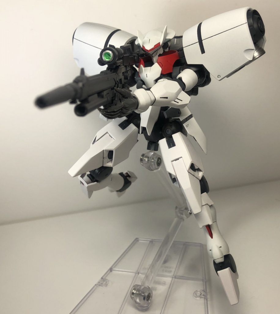 空中で大型ビームライフル構えポーズ。

ビームライフルは、シナンジュのライフルにグレイズの銃火器のパーツを加えてより大型にしています。さらにスコープ部分にはレンズパーツ埋め込んでみました。