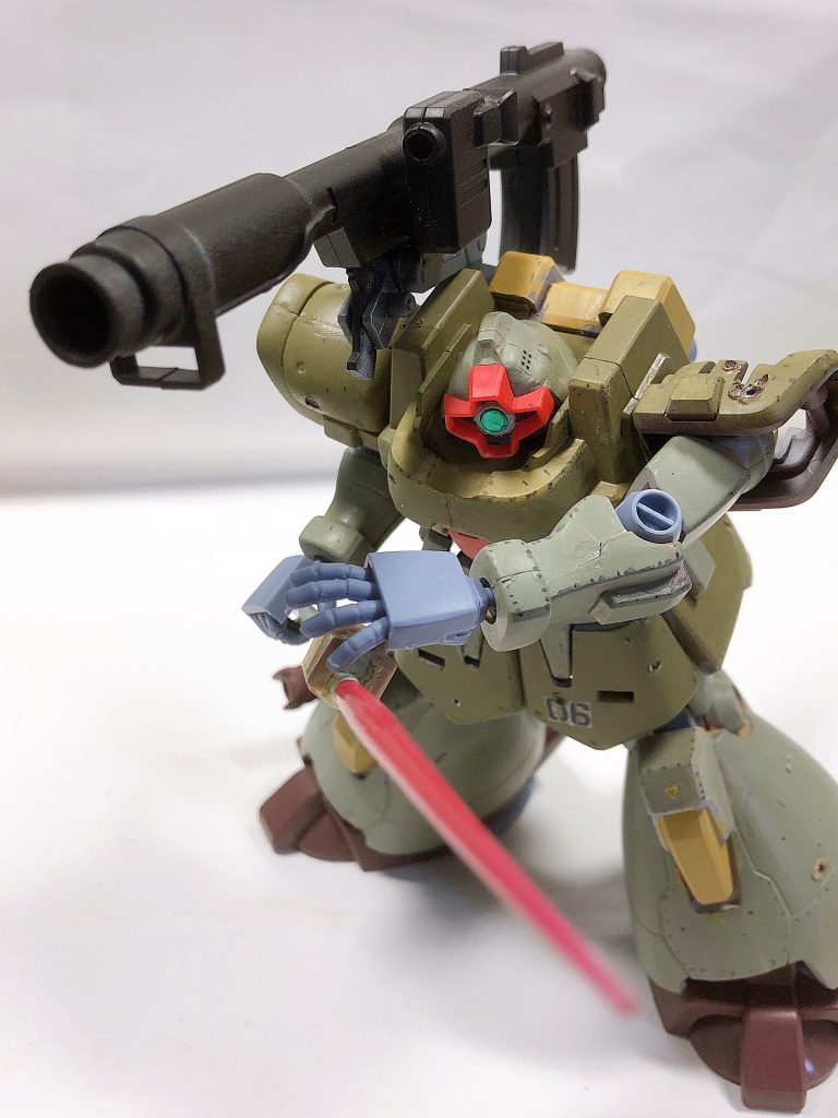 試作型ビームスピアは鹵獲したジム系のビームサーベルを使ってホバー移動の加速を利用し攻撃できるようにし獅電のパルチザンをベースにフルシティのジャンクとパテで製作しました