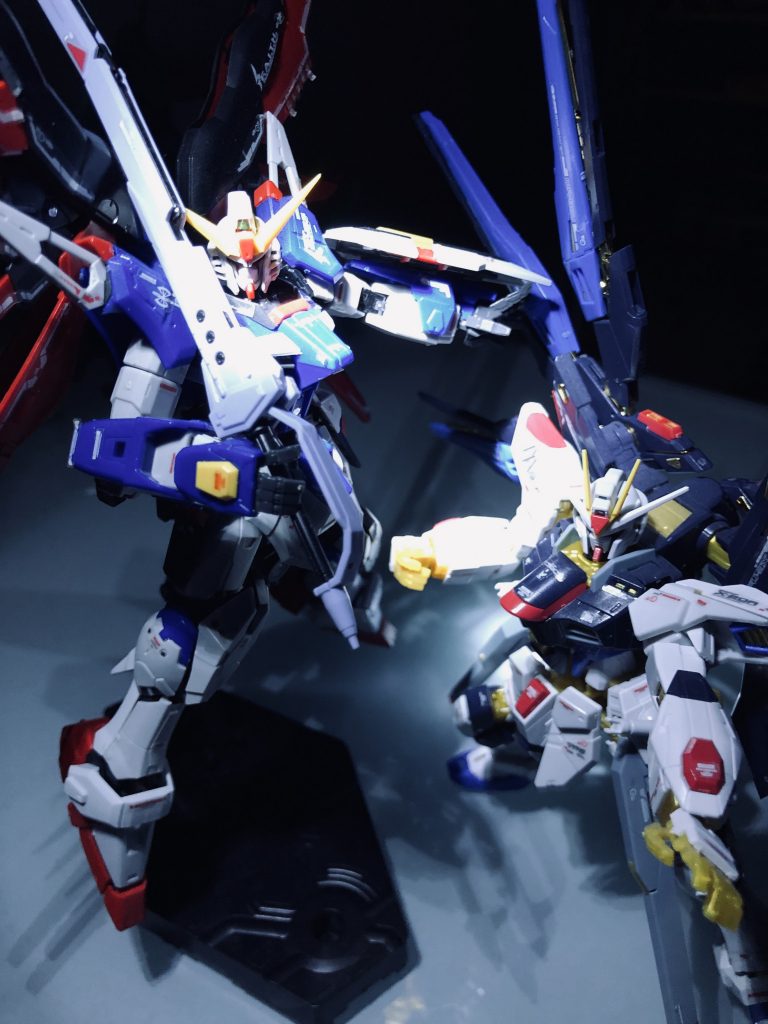 写真の撮り方を学んでいます。
手持ちのガンプラを使い、いろいろポーズとらして撮っています。