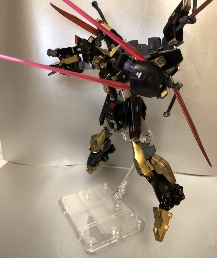 ## バックラーシールド
プレバン品ランド・マンロディの余剰パーツ。
小型Iフィールドジェネレーターを搭載。バックラーとは名ばかりの防御力を誇る。
またビームガン兼ビームサーベル発振装置がついているため、格闘戦もこなせる装備。
これはプロヴィデンスの複合兵装防盾システムを模したもの。