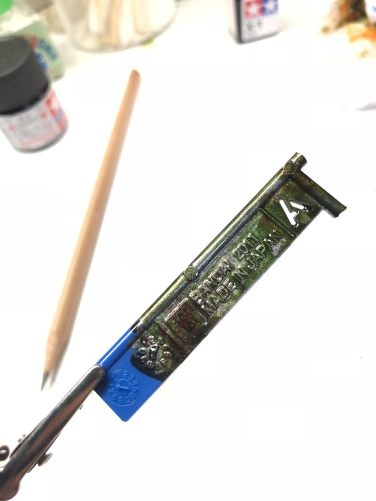 余談
実は、この上から更に「色々なクリアカラーを混ぜきらないように配合したもの」を塗ろうとしたのですが...
写真のようになり断念