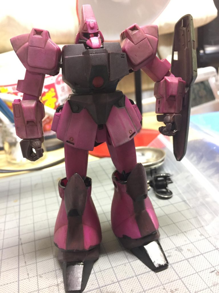 胸の真ん中のまん丸パーツはポスカのダークレッド