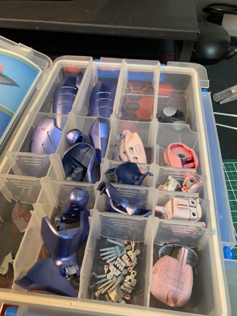 塗装し乾いたパーツをそれぞれ分けて収納し、パーツ紛失を未然に防いでいます。