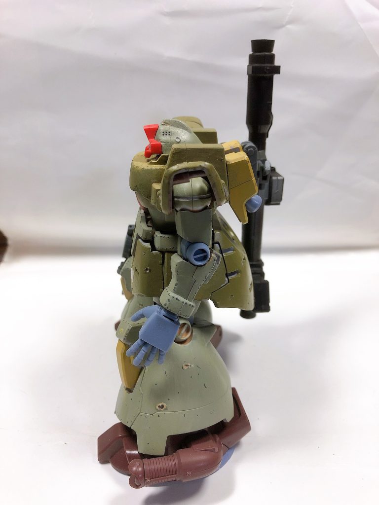 左
塗料はダークイエロー、ダークグリーン、ダークシーグレーの三色を使いましたジオンカラーぽくなったので個人的に気に入ってます