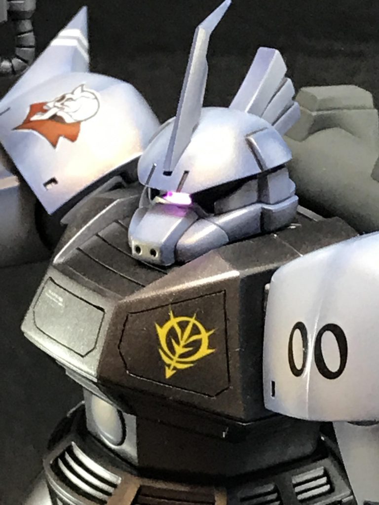 左肩の00のデカールはオッゴから持ってきました。

胸、肩、太腿、前腕、スカート、膝下のフレアにスジ彫りを追加。MGゲルググ などを参考にしています。