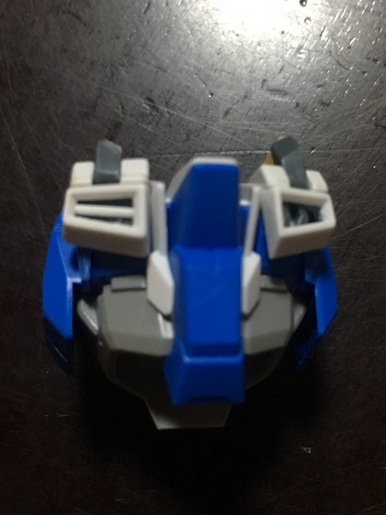 基本的に一部の部分塗装で完成させる予定でしたので、胸部グレーのパーツは00ライザーより拝借してます。
また、各部のコンデンサや胸の排気口など左右でもそれぞれ違いを出していて作っていてとても楽しい改造ガンプラとなりました。(修復機体は良い…)