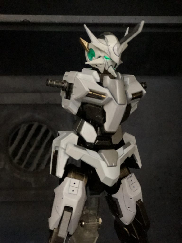 顔や胴体も最初は色と適当なプラ板だけでごまかしてました。
光らせて何とかカッコよく見せようとしている魂胆がバレバレです。