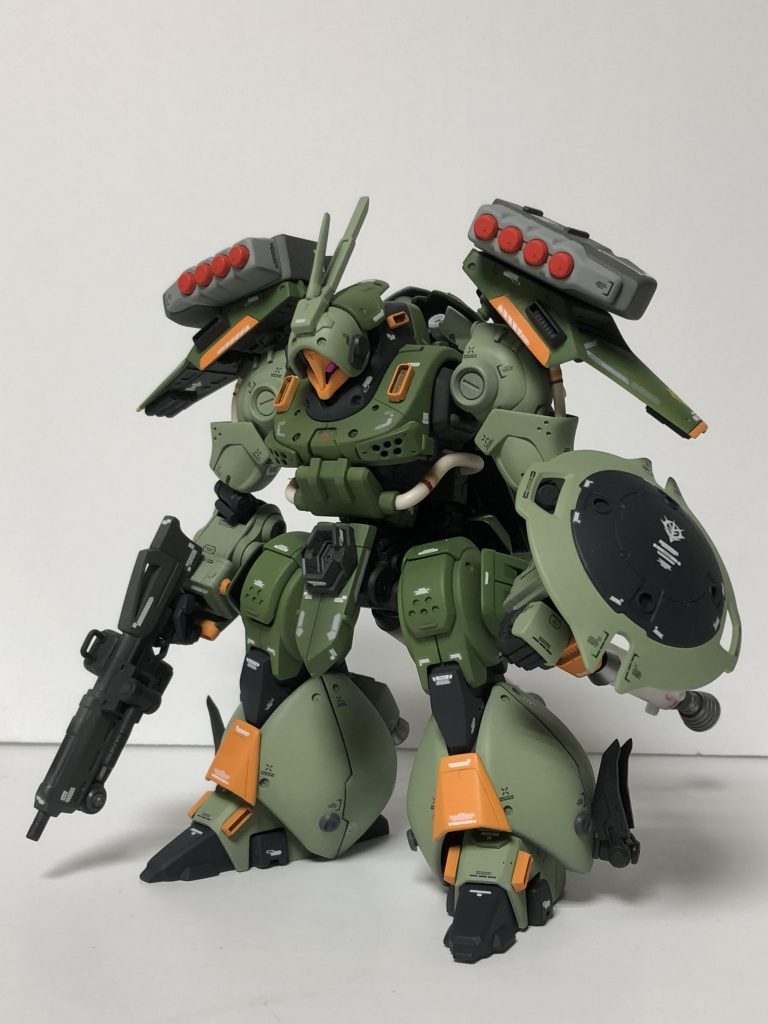 前方から。ヤクトドーガの肩バインダー、シールド、背中にサザビー型のファンネルコンテナ、プロペラントタンク、腹部にメガビーム砲を装備。
ベースはHGズサ プロポーション的には腹部でワンブロック延長、腕が肩から下がジャンクと関節追加でかなり長くなってます。