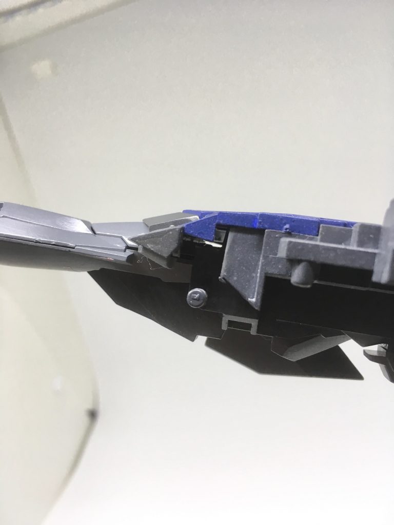 MS形態はパーツの組み換えだけでミキシングできたものの、WR形態用の差替えフレームは予想外の形状違いでそのままでは無理でした。
デルタプラス側のフレームの出っ張ってる箇所を切り落とし、デルタカイの背面装甲の差込棒を切って接着して固定してます。
少し隙間出来てるけど、この撮影だけでしか使わないしまぁいいか。