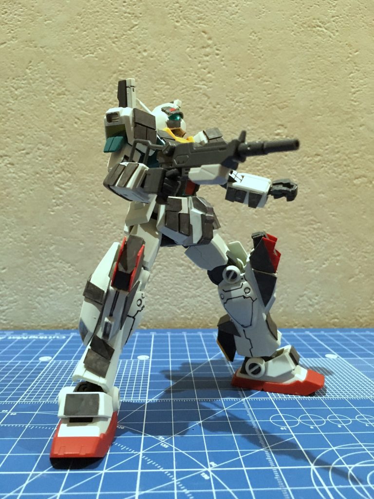 武装にはビームライフル、100mmマシンガン、頭部バルカン砲2門、ビームサーベル2基、ツインビームスピアが与えられている