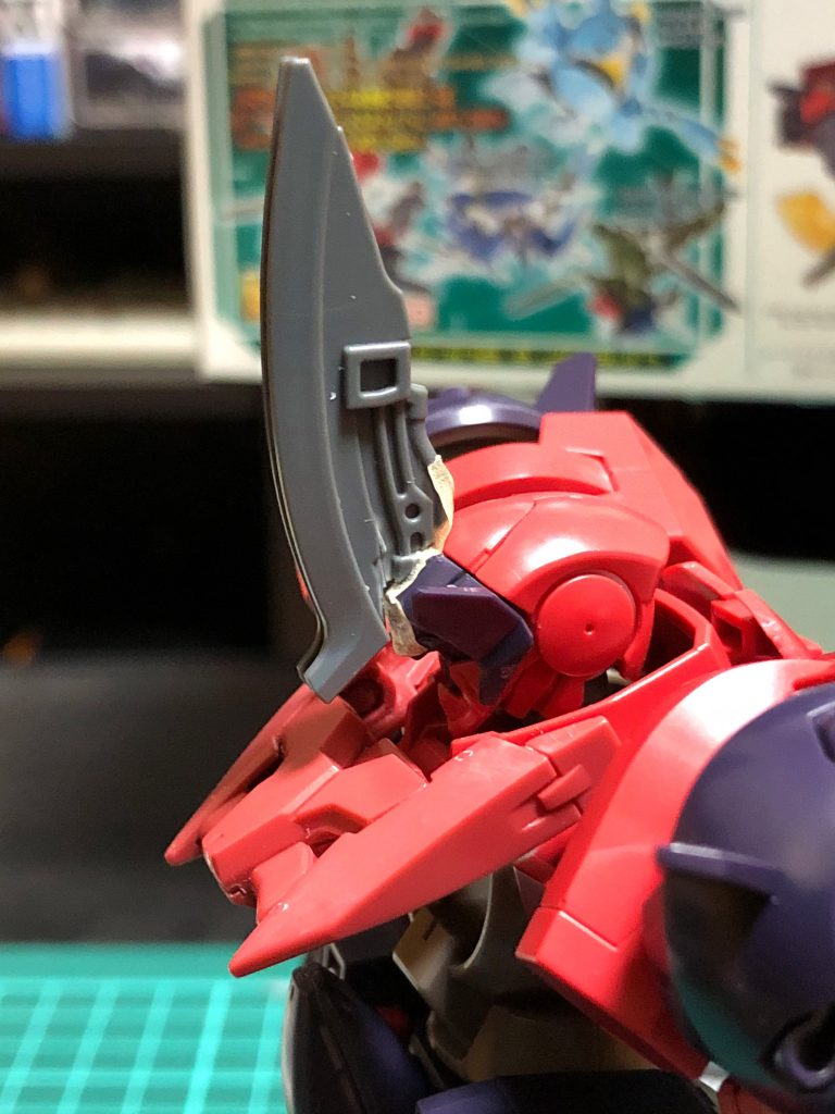 初期。胸部アーマーは差別化をはかるため無しに。バイザーは角をなくし、かわりにシナンジュのビームアックスを接着。