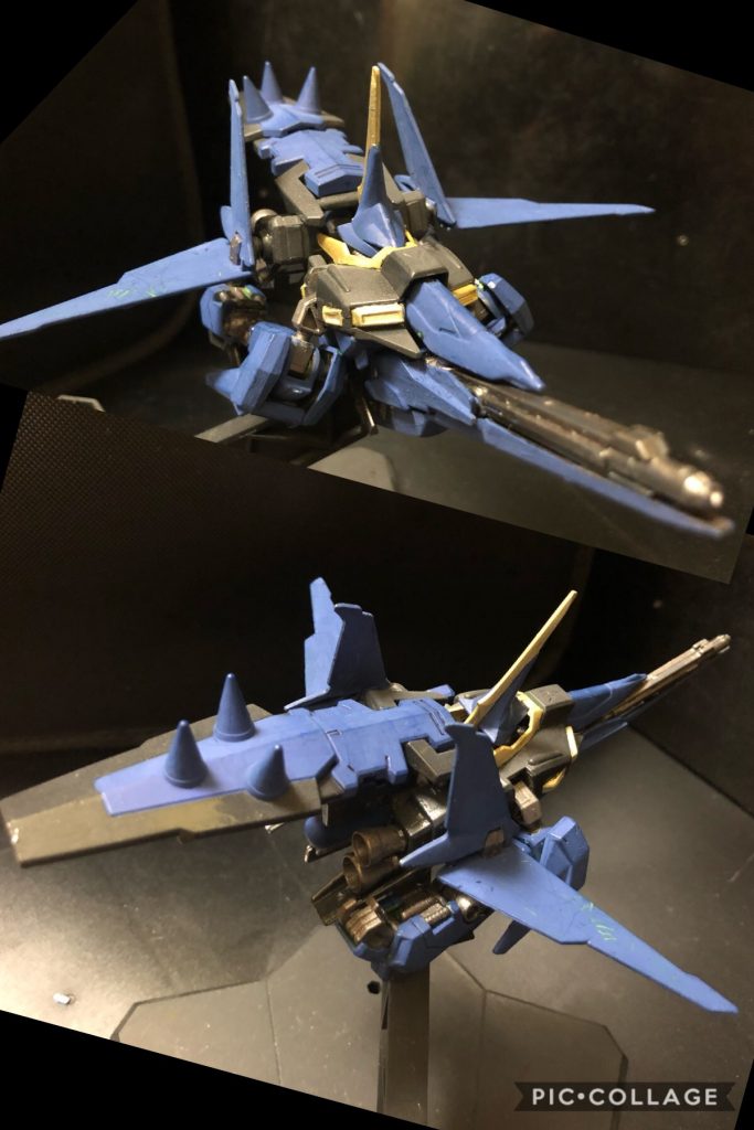 バウ・アタッカー
コックピットのある上半身の飛行形態。背面にあるテールスタビレーターを機首とする事で従来のコックピット・ブロックを機首とする方式から安全性を向上させ、なおかつ機首先端にあるビーム砲で攻撃力の向上を計ってある。更に頭部を前方に傾斜させ、腕部を機体下部に移動させる事で変形完了となる。バックパックのフレキシブル・ウィング・バインダーを主翼として、安定した大気圏内飛行が可能。ビーム砲がある為、ビーム・ライフルは脚部の可変形態であるバウ・アバターに装備する形になった。緊急時には脱出艇としても機能する。