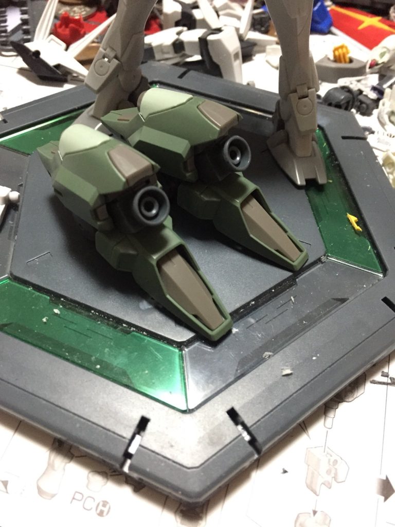 #バックパック&GNフィールド発生装置#
バックパックの基部にダークマターブースターを使用し2基の発生装置には、ストライカージンクスの脚部を使用してます。
発生装置が重いのでダークマターブースターのようなしっかりした保持力をもつ基部が必要でした。