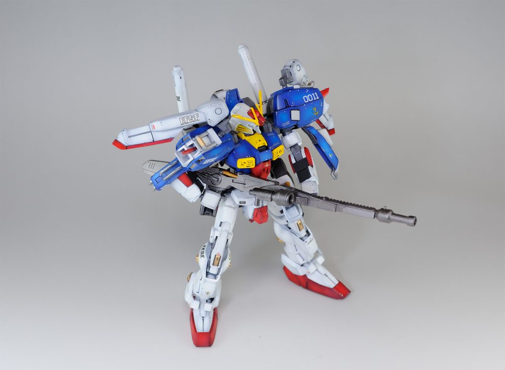 ビームスマートガンを腰だめ。