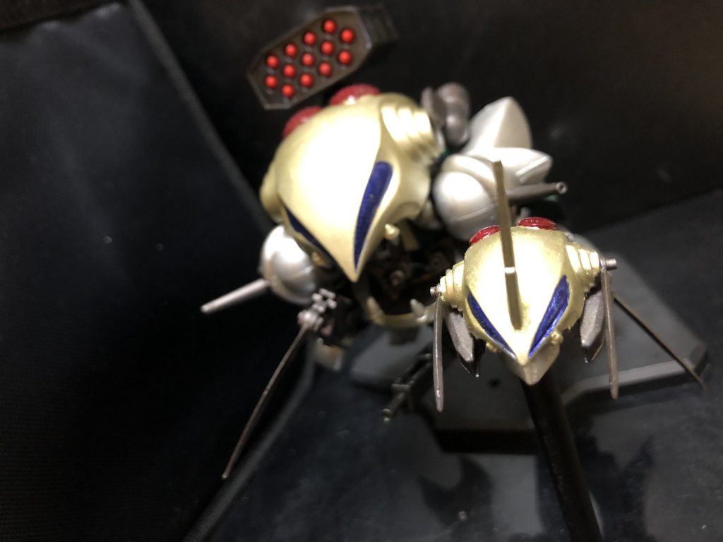 ・レロヘッド(小)ガブスレロの頭部がそのまま小型ビットとして使用出来る。本機はニュータイプ専用機ではない為、こちらでは、バウ エアマスターに搭載された自立式AIのRa−BITシステムが自己判断により活動、運用される。運用中はRa−BITシステムの自己判断により本機の補助に回るが、実は武装を有しておらず、敵を撹乱させ、攻撃目標を誤認させるのを役割としている。その為、回避能力が非常に高く撃ち落とすのが困難。ほら、ファンネルとかって攻撃時に撃ち落とされてるよね?あと、カマとか付いてるけど飾りだーーっ!なお、1/250ザクレロを購入するともれなく1/550ザクレロが付いてくるぞっ!お得だ。