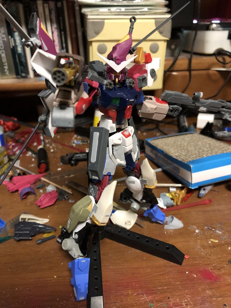 ## 形になった!
使用した余剰パーツ一覧
インパルスランシエ、アルク(ライフル、肩)
シャイニングブレイク(胴体、フロントアーマーの一部、脚)
ラヴファントム(頭と肩)
アメストフリ(肩とフロントアーマーとリアアーマー)
ガルバルディリベイク(腕)
トライオン3(二の腕、太もも)
アストレイノーネイム(膝関節と装飾)
デルタガンダム2号機(リアアーマーの一部)
アストレイゴールドフレーム天ギナ(爪と脚アーマー)
アスタロトリナシメント(靴部分)
Ez-SR(靴の基部)
ドライバー二ング(装飾)
ジーエンアルトロン(腰部分)
ボールデンアームズ(脚の付け根とサイドアーマーほか)
ジンクスⅣ(なんかのパーツを脚に)
ランド・マンロディ(サイドアーマーをバックラーに)
シュバルツリッター(装飾)
ザラキエル(フライトユニット基部)
ジ・エンド(イッカクのアンテナ)
gbnベースガンダム(膝関節)
M91(靴との接続)
ダブルオースカイ(肩の覆い)
ビルドナックルズ
こんな内訳