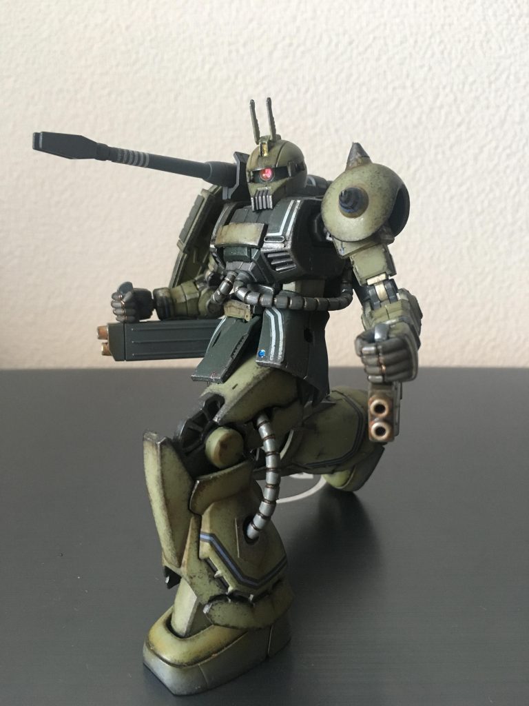 脚は柔らかくて、立て膝もつけます