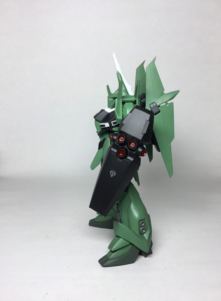 横から
元々のエンブレムを削り落とし水転写デカールに変更。リバウと同形状のものに改造しようとした名残です💦