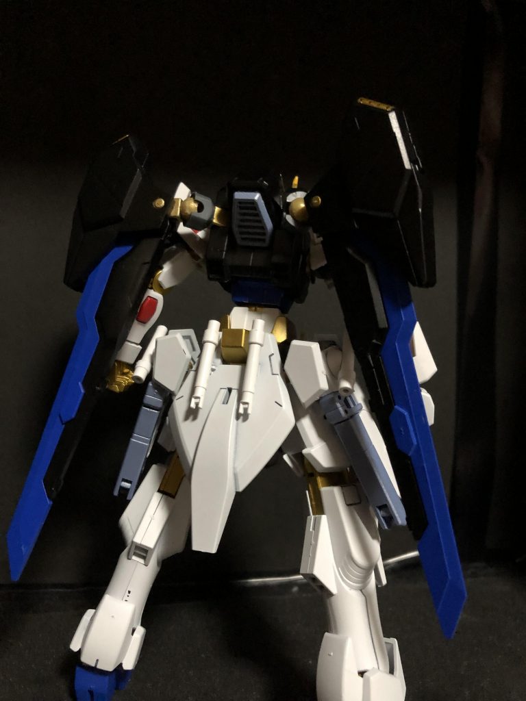 腰の後ろにはストライクフリーダムのビームサーベルをマウント