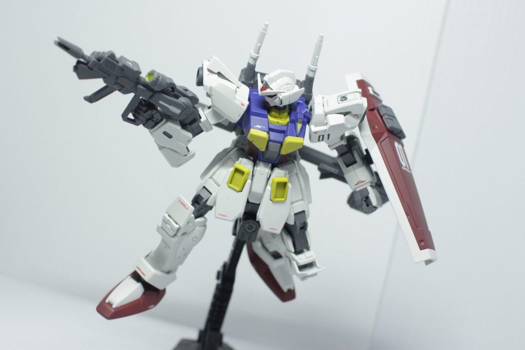 主兵装のビームライフル&シールドでポージング。
色々なパーツを満遍なく混ぜたので、ベース機体は存在しません。