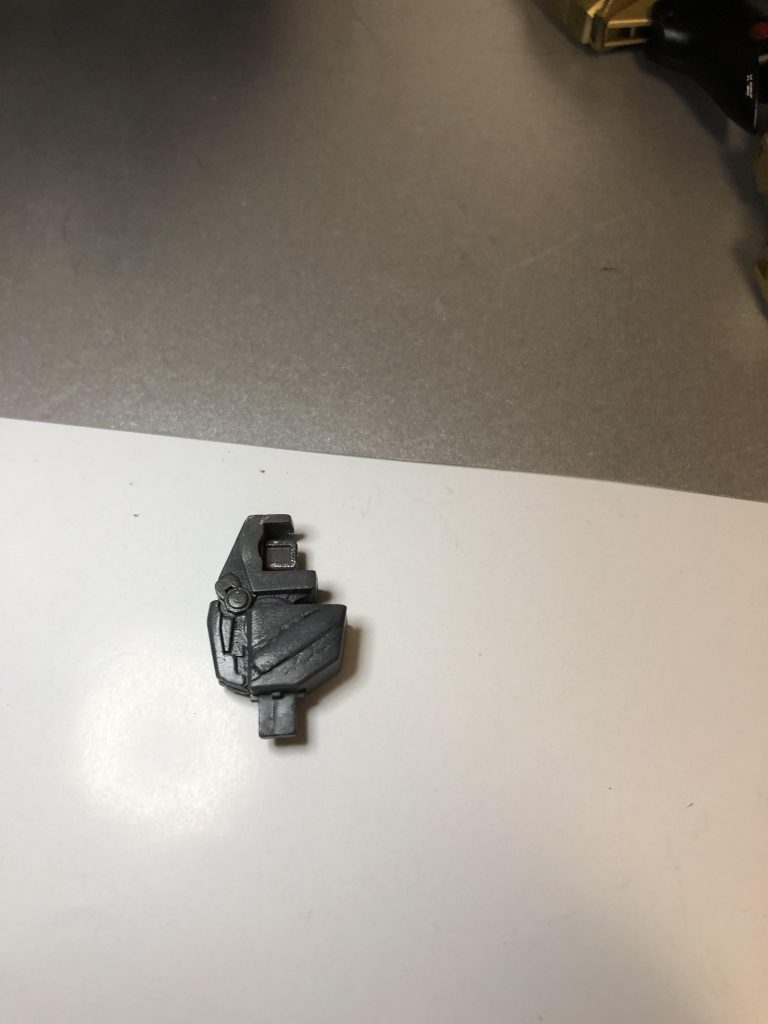 ## 謎関節
膝関節がないと頭を悩ませていた僕を救った通称:謎関節。
アストレイ関節(今回はノーネイムの余剰)にベースガンダムの余剰パーツ(レオパルド・ダ・ヴィンチの靴との接続パーツ)を切断してくっつけたもの。
脚が長くなったのはだいたいこの関節のせい。