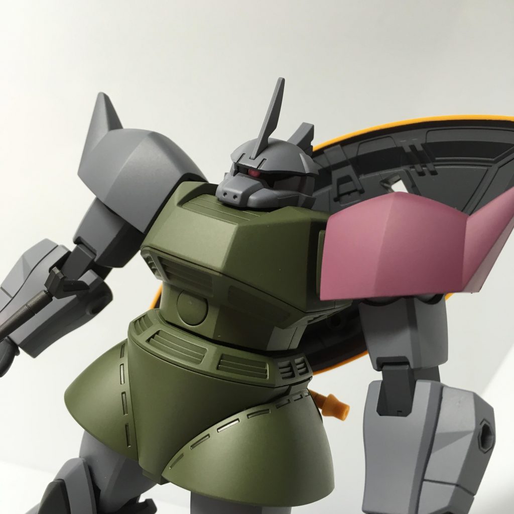 [サナ・ブライティス少尉機]
左肩が彼女の要望でピンク系統の色に染められている。
性能的な部分の差異はない。
しばしばビームナギナタを片刃で使用する。