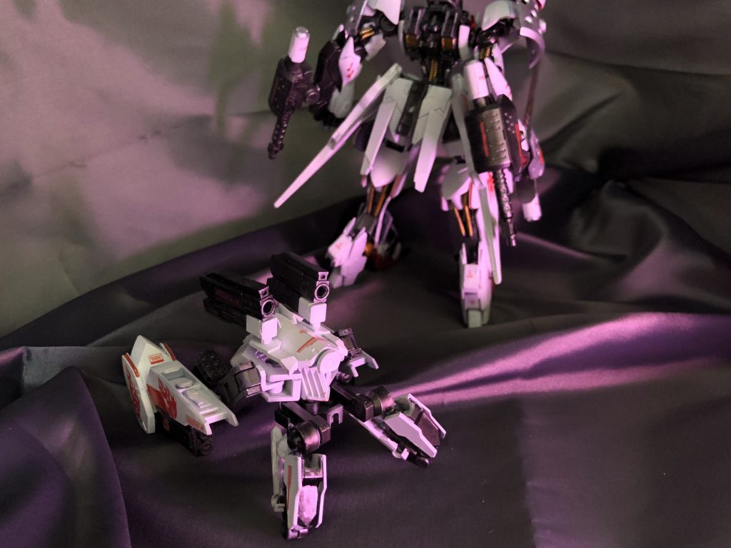 バックパックは変形してモビルワーカーになります！鉄血のオルフェンズの世界の大きさよりは大きいかもしれませんね（笑）(￣▽￣;)