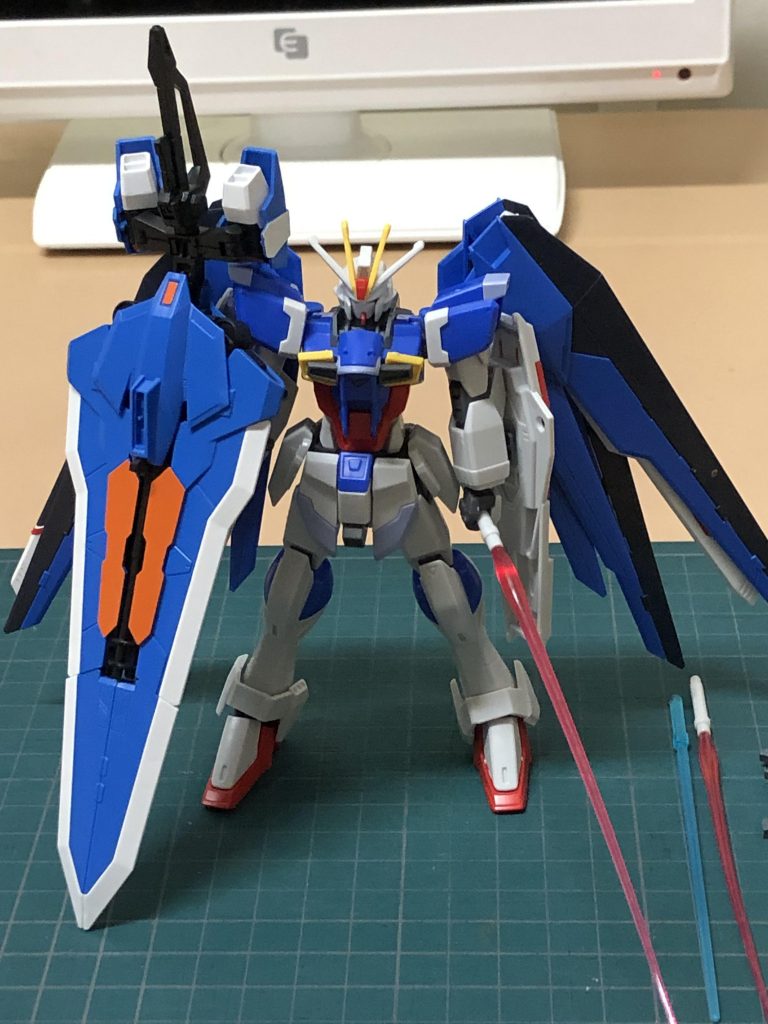 武装を持たせた状態。機動性の高いフリーダムのバックパックで敵に近づき、タクティカルアームズで攻撃‥というコンセプトです。