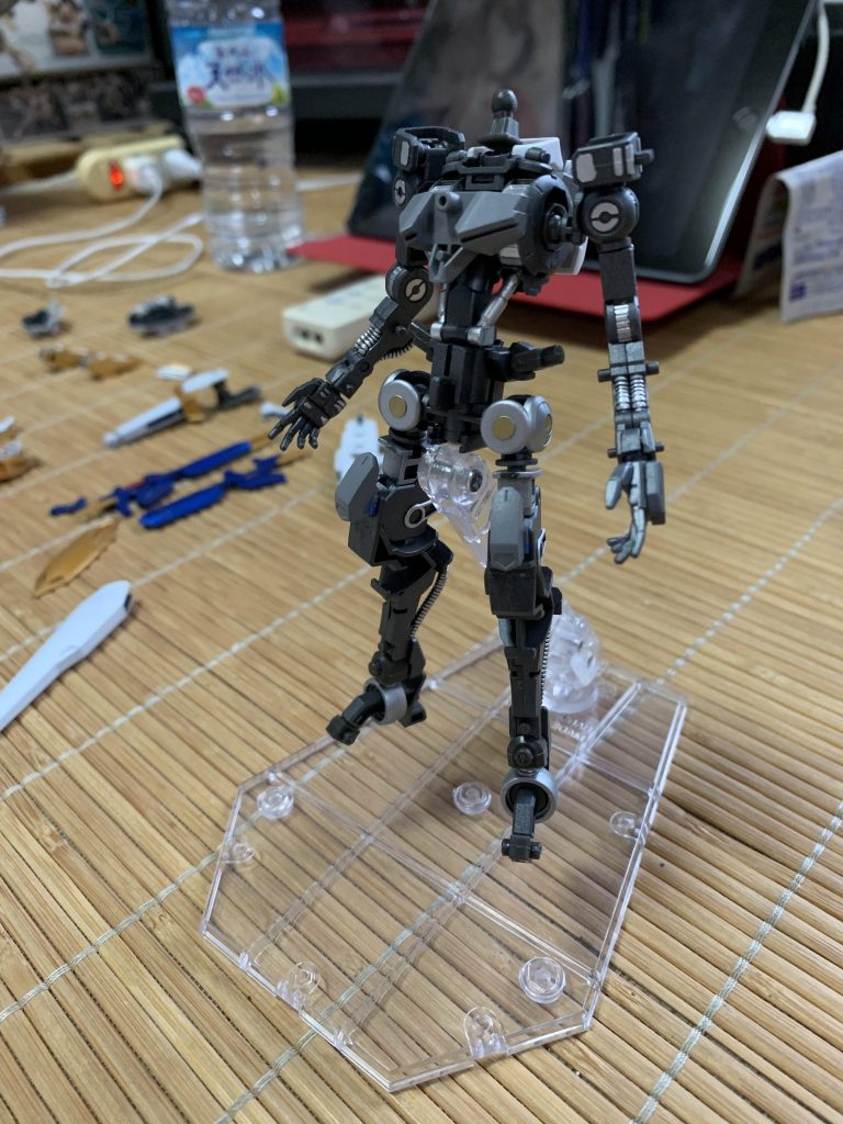 ガンダムフレーム
外装にゴールドが多いので今回のフレームはシルバー多めの塗り分けです。