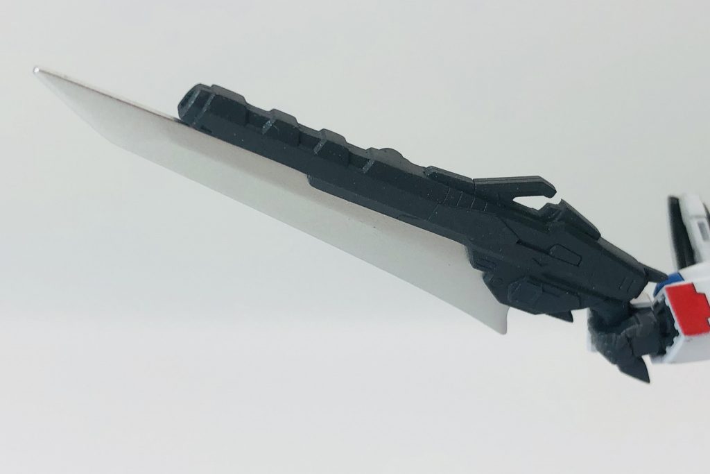 *高周波パルス搭載型ガンブレード/ ウォールシュナイダー*武装の少ないマイティストライクが持つ小振りのガンブレード。ギャラクシーコスモスのビームライフルとギャラクシーブースターのウィングを利用して製作。ビームライフルとしても使用が可能。刀身の短さによる攻撃力の低さを高周波パルスによる振動で切れ味を底上げしている。形状故に癖のある武装だが、マイティストライクはウォールシュナイダーを用いて敵機のビーム射撃を受け流す、密接した戦闘では相手の攻撃を受け流した後カウンター攻撃を行うなど柔軟に使いこなしている。未使用時はネオジムによって腰裏に固定される。ストライクガンダムが持つアーマーシュナイダーから派生した武器である(という設定)。