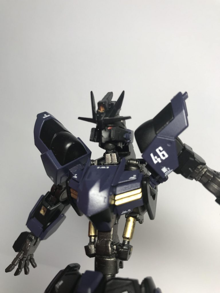 顔はこんな感じでスリットが無くレッドウォーリアみたいな感じです!