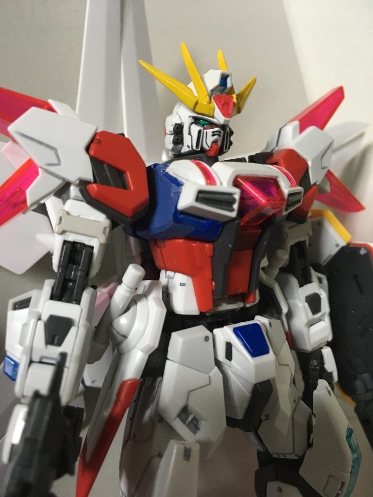 バストアップ。ギャラクシーコスモスは通常のビルドストライクと比べてしかめっ面なのでこのアングルだとカメラアイがよく見えます。胸部はHGと差別化を図るため、余剰パーツでディテールアップしてみました。