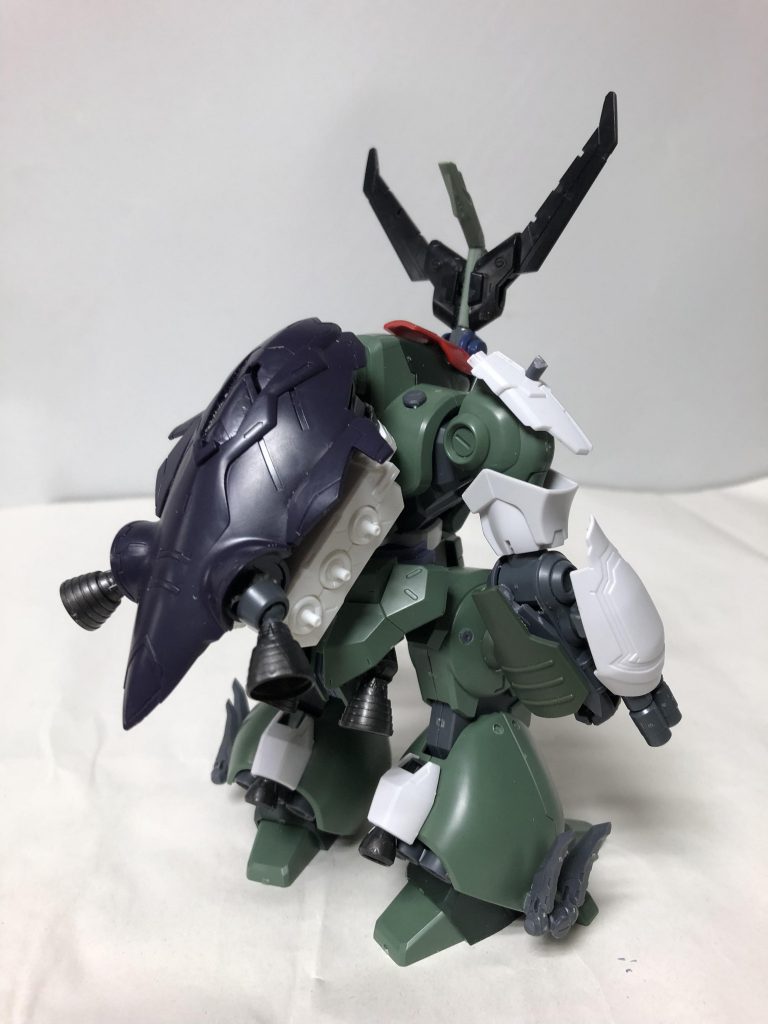 第2段階。この辺ではビルドファイター系の昆虫風MSを作るつもりでした。
ぶっちゃけ、ハイパーゾアノイド ゼクトールを目指してました。