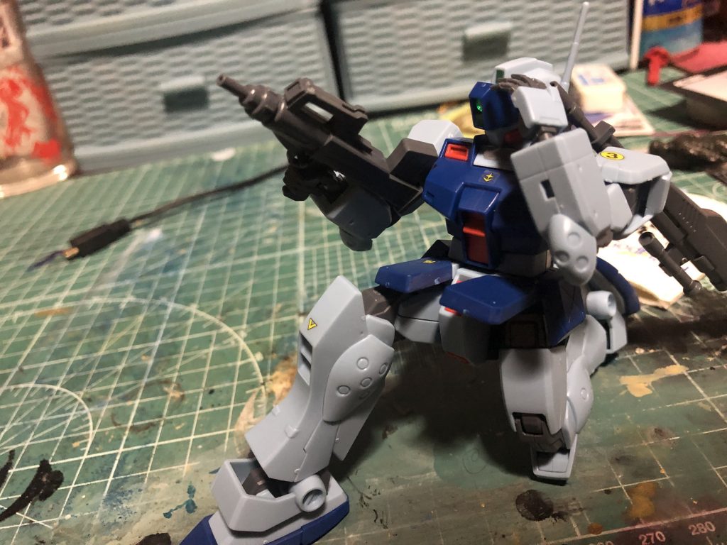 物陰に隠れてスコープをつけるジムスナイパーII