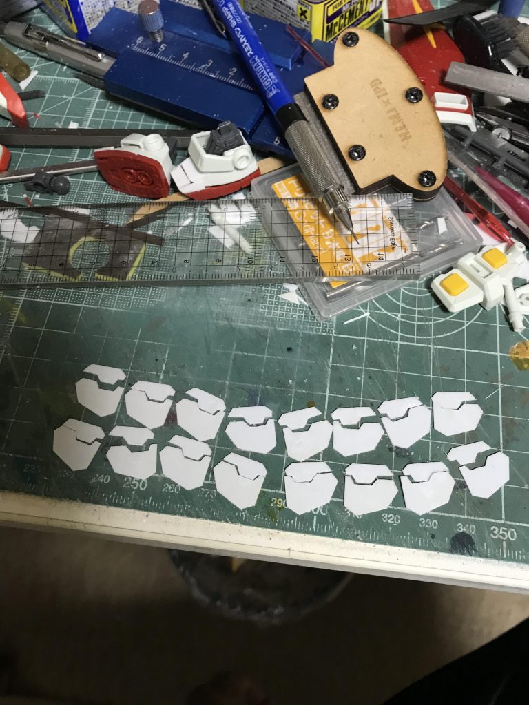 肩パーツはプラ板の積層で作成