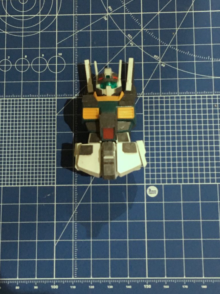 50%
腰部パーツの一部にジムストライカーの物を使ったせいで成型色のまま組む事が不可能に。
大慌てで白スプレーを購入し、塗り潰してごまかす。