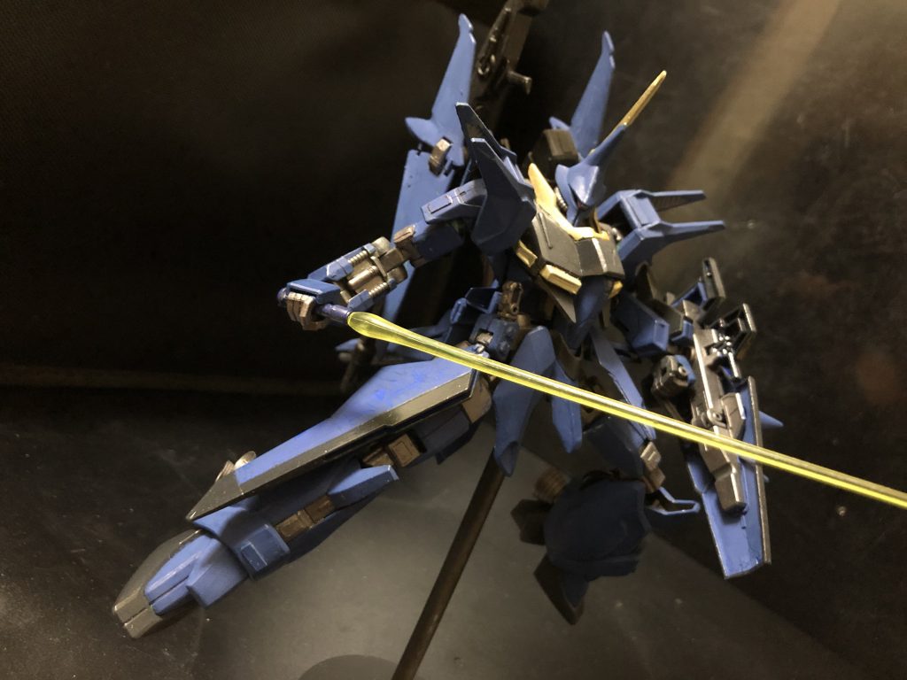 ビーム・サーベル
前腕部内側に1基ずつ収納されている。「騎士」規格のデバイスが採用されており、出力は0.88メガワット。
4連装グレネード・ランチャー
Ζガンダムに倣い、前腕部外側に装備。装弾数各2発で、弾頭には誘導用のオプティカル・シーカーを装備している。
誘導ミサイル  バンブルビー
リアスカート内部に10基設置された、遠隔操作可能なマイクロミサイル。自動追加機能もあるが、一種のサイコミュ兵器でもあり、脳波にて軌道コントロールが可能。故に1基辺りのコストは高いが、敵にとっては非常に避けづらく脅威となる。
ちなみに従来のリアスカートは妖怪パーツ隠しの被害に遭い紛失し、出てくる気配を見せない。