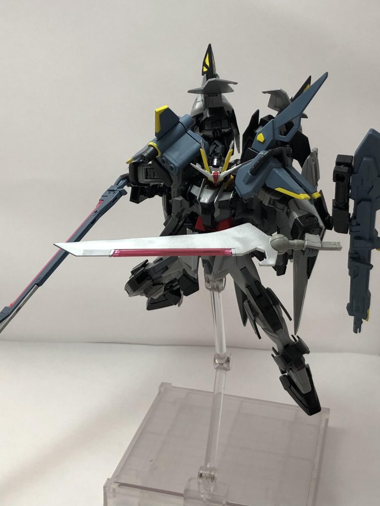 二刀流もできます。
たださすがに肩周りがごちゃごちゃしてるのであんまり自由にポージングは取れません...