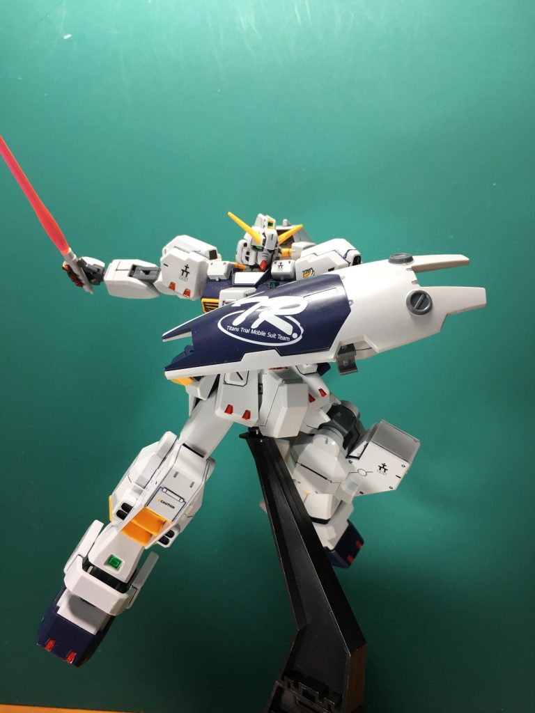 　サーベル刃は付属のものに代わり、近年使われている長めの刃を使用。このサーベル持ち手、今の目で見ても非常に出来がいいです。